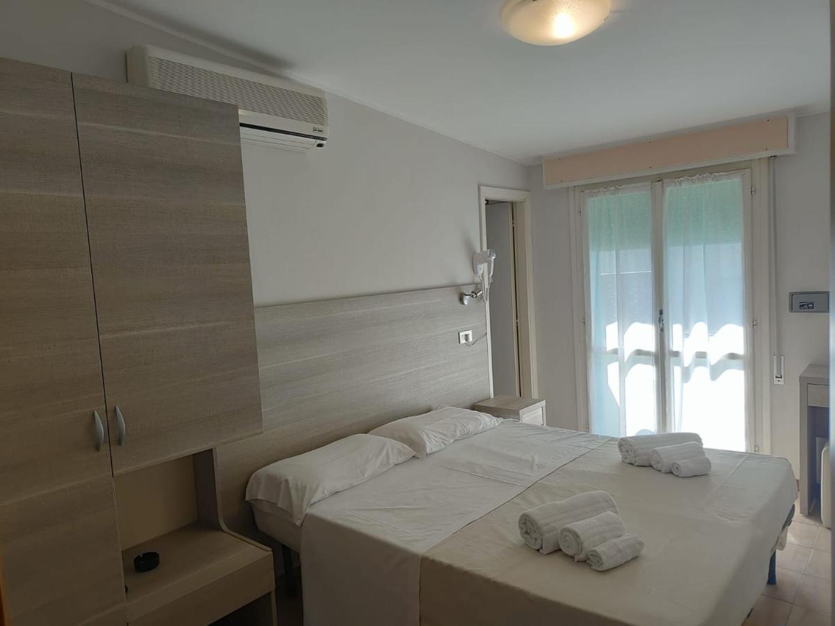 Hotel Gioiella Римини Екстериор снимка