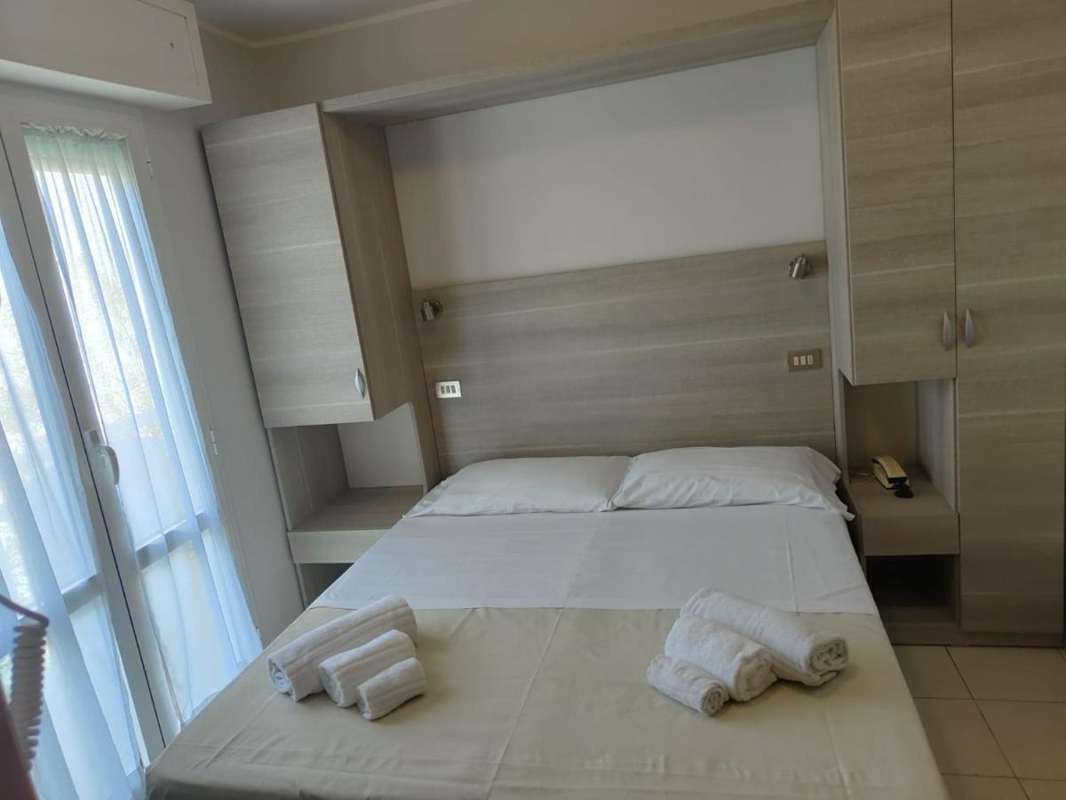 Hotel Gioiella Римини Екстериор снимка