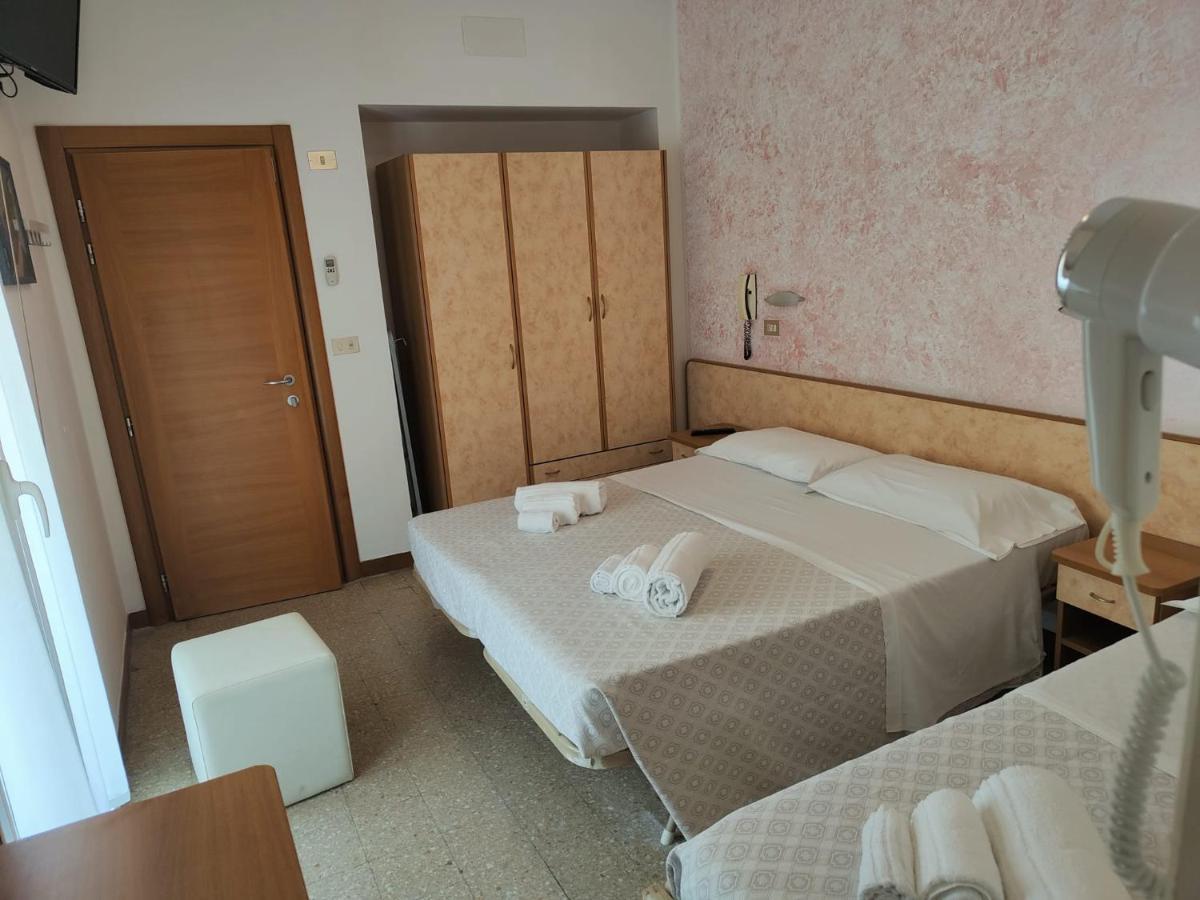 Hotel Gioiella Римини Екстериор снимка