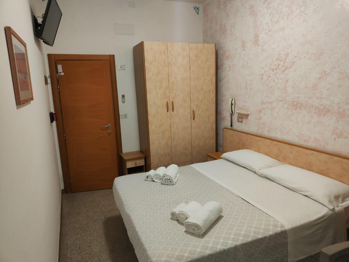 Hotel Gioiella Римини Екстериор снимка
