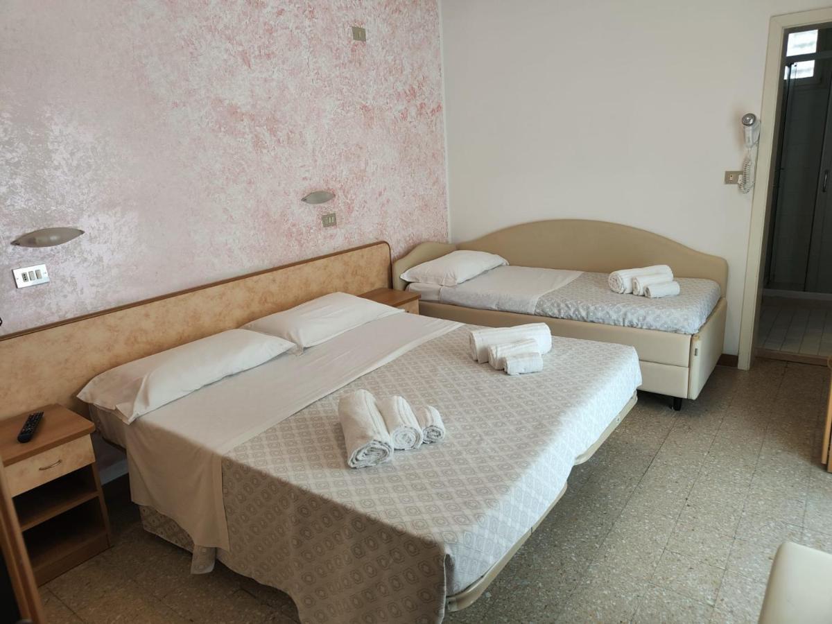 Hotel Gioiella Римини Екстериор снимка