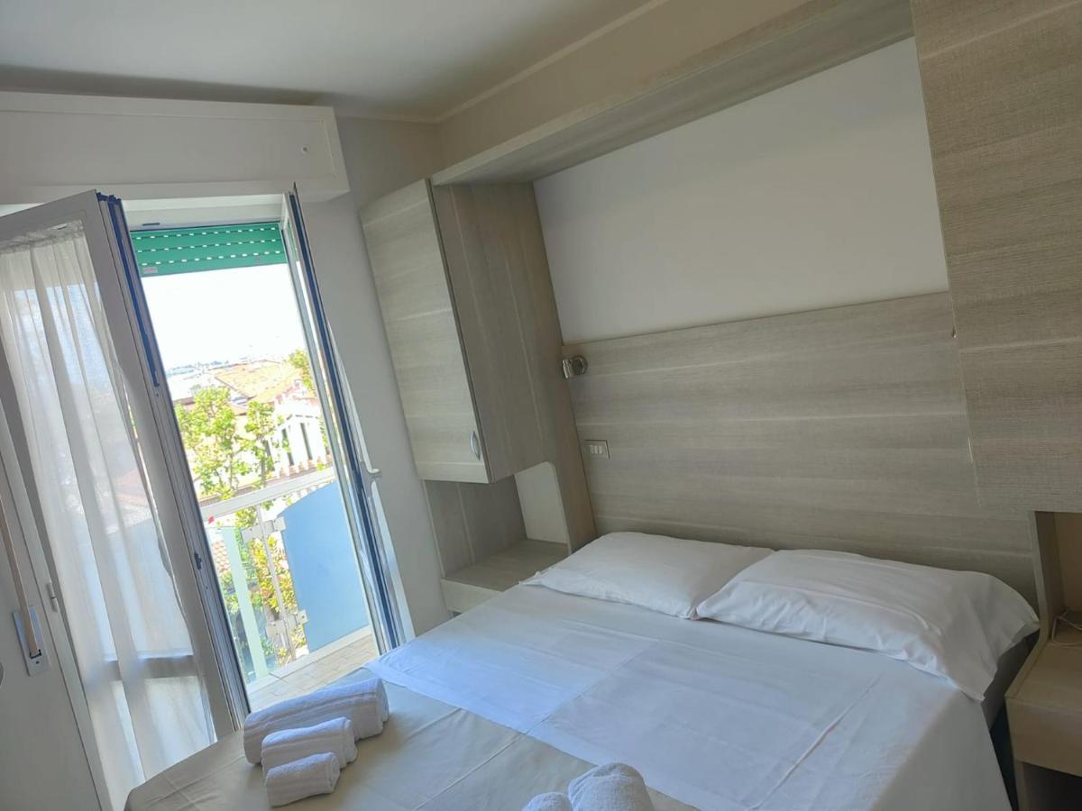 Hotel Gioiella Римини Екстериор снимка